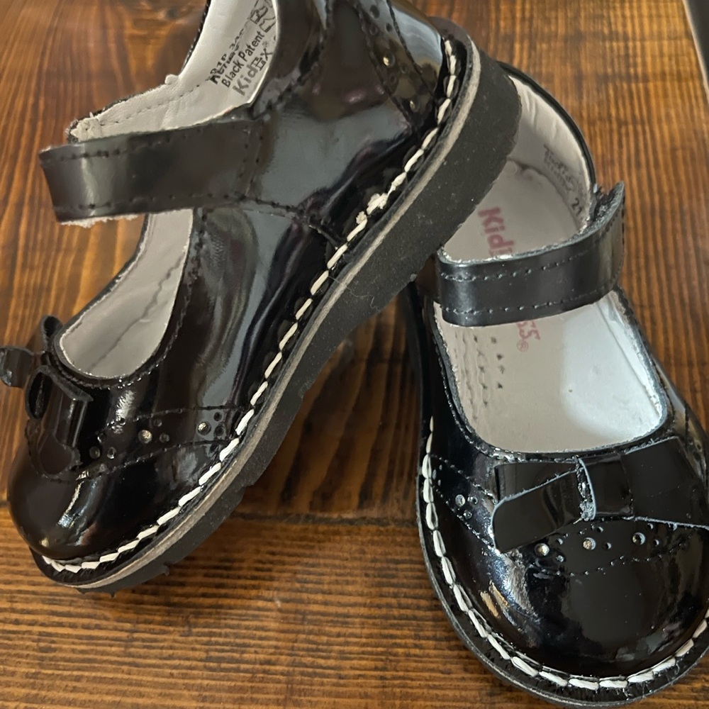 NWT Girls Kid Express Black leather shoes